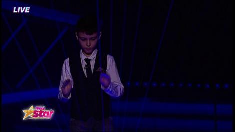 Mai ceva ca în filmele SF! Andrei e puștiul care cântă la raze laser și îi trimite pe toți într-o altă lume!