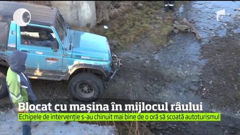 Un tânăr din Câmpululg a vrut să-şi spele maşina de teren în râu, dar a rămas blocat în mijlocul apei