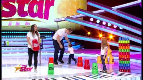 Alin și Ana, ajutați de părinți, fac activități cu pahare speed stacks, pe scena Next Star