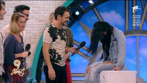 Ruby, cu posteriorul pe maşina de spălat și cântecul dulce în glas! Matinalii de la „Neatza” s-au făcut că nu o cunosc și au pus-o la „lălăit”