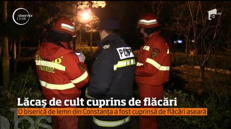 Lăcaș de cult cuprinsde flăcări. O bisercă de lemn din Constanța a fost cuprinsă de flăcări