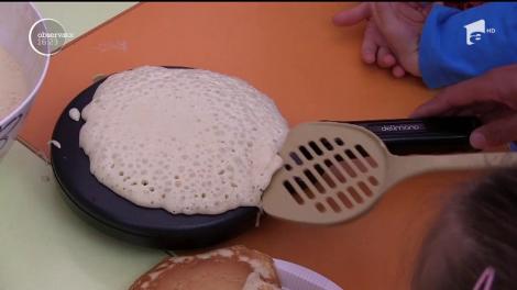 Soldații americani au mers la o grădiniță și au făcut clătite americane împreuna cu copiii