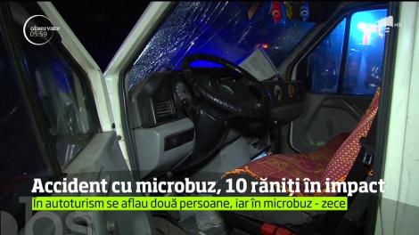 Impact violent între un microbuz şi un autoturism, în Argeş. Zece oameni au fost răniți