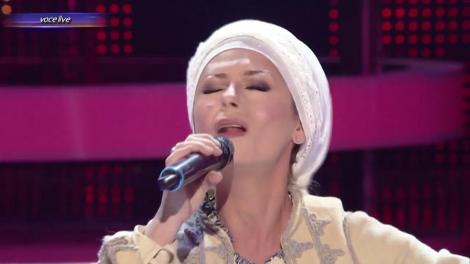 Cum numai la greci poți vedea așa spectacol! Aproape că îți vine să dansezi! Bianca a cântat „De ginete” mai ceva ca Elli Kokkinou!