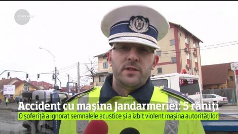 O dubiţă a Jandarmeriei a fost lovită în plin pe un bulevard intens circulat din Drobeta-Turnu Severin. Patru oameni au ajuns la spital