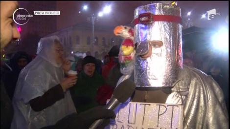 În Bucureşti, Sibiu, Timişoara şi Galaţi, mii de oameni au înfruntat ploaia, cu un scop comun: protestul cu numărul 20, faţă de măsurile guvernului