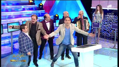 Întrebarea-vedetă: Ce cuvinte lipsesc din următoarea melodie?