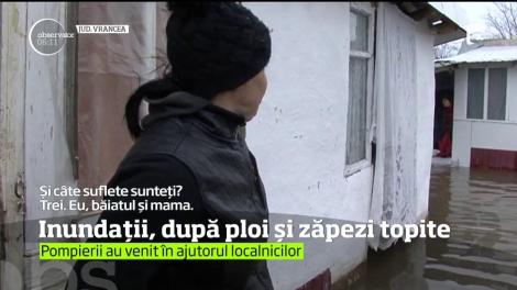 Sute de oameni se luptă cu inundaţiile în Galaţi, după ce schimbarea de temperatură a dus la topirea nămeţilor