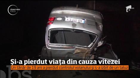 Și-a pierdut viața din cauza vitezei. Un tânăr de 19 ani a pierdut controlul volanului și s-a izbit de un taluz