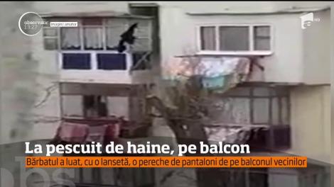 La pescuit de haine, pe balcon. Bărbatul a luat, cu o lansetă, o pereche de pantaloni de pe balconul vecinilor