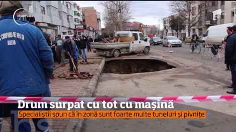 O mașină parcată în centrul orașului Râmnicu Sărat s-a prăbușit zece metri într-o groapă de pe șosea!