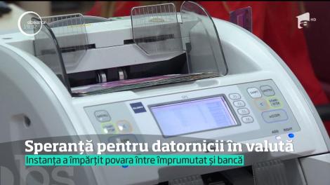 Speranță pentru datornicii în franci elveţieni. Judecătorii au decis echilibrarea cursului valutar, astfel încât banca şi datornicul să împartă povara