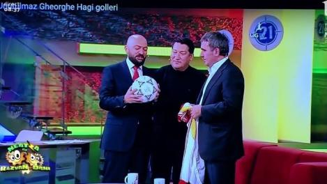 Regele la țintă! În pantofi, cu piciorul stâng, în fața turcilor! Hagi a făcut spectacol cu mingea într-o emisiune TV (VIDEO)