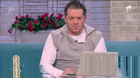 Râzi cu lacrimi! Un băieţel extrem de simpatic se joacă într-o baltă de noroi