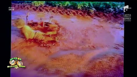 Smiley News: Ce tablete? Uite aici copilărie adevărată! Un băieţel a făcut dintr-o baltă de noroi jocul preferată