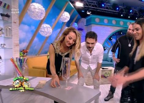 ”Acum să vă vedem!” Răzvan, Dani și Flavia, vânătorii de SUCCES! Ia o bancnotă și pune-o sub o stică. Ia vezi, poți să o scoți?