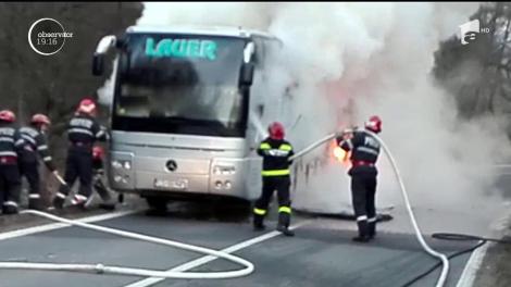 Momente tensionate pe drumul care leagă Reşiţa de Caransebeş! Un autocar cu 17 pasageri la bord a luat foc în mers