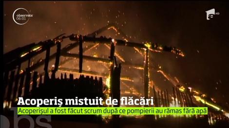 Incendiu puternic în Caraş-Severin. Un bătrân a scăpat în ultimul moment din flăcări