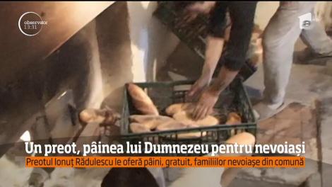 Un preot oferă pâini, gratuit, familiilor nevoiașe din comună