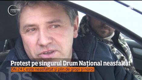 Protest pe singurul Drum Național neasfaltat din România. Peste 200 de mațini și grijă mare la noroi