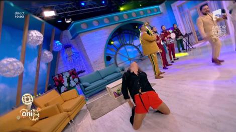 Flavia, ce cauți pe jos? Cum au surprins-o camerele de filmat pe frumoasa asistentă a matinalului!