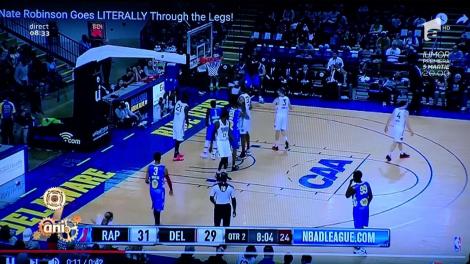 Smiley News: Faza anului în baschet. A intrat cu tot cu minge printre picioarele unui jucător!