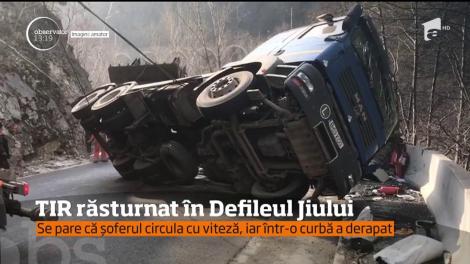 TIR răsturnat în Defileul Jiului. Șoferul circula cu viteză într-o curbă