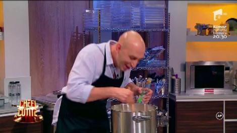 Să fie o cadână din ”1001 de nopți”? A învățat românește ca să comunice cu chefii în limba noastră: ”Da, sunt trei cuțite, 1, 2, 3!”