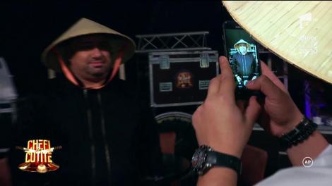 Pălăriile de vietnamez fac furori printre cei trei chefi. Jurații își fac fotografii, iar Scărlătescu e ținta glumelor: ”Cum să te uiți frumos, dacă tu ești urât?”