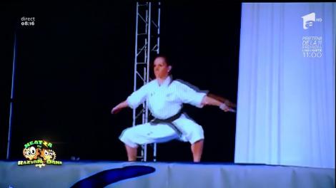 Smiley News: Crezi că soția ta țipă prea mult? Atunci urmărește cum face femeia asta în timp ce e pe scenă!