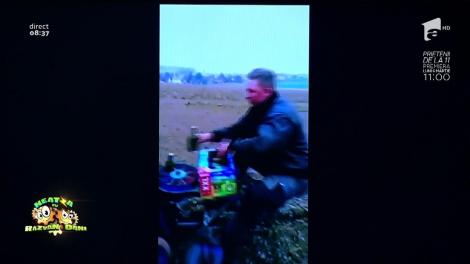 Smiley News: Cel mai tare agricultor din toate timpurile ”plantează” sticle cu bere!