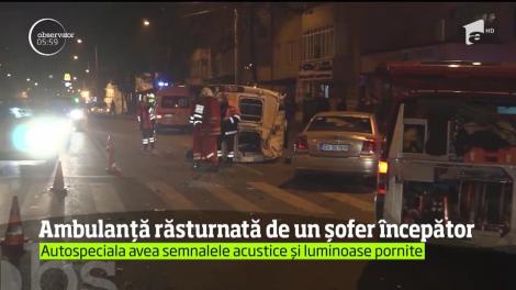 Ambulață răsturnată de un șofer începător,  într-o intersecţie din centrul oraşului Suceava