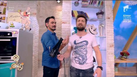 “Isn’t HE lovely?!” Râzi de mori de “această BEYONCE CU BARBĂ”. Un moment de neatenție, un feon și niște făină = o farsă de zile mari