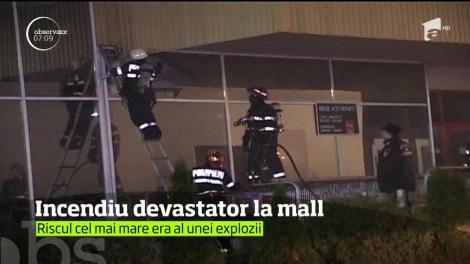 Incendiu devastator la mall. Peste 400 de metri pătraţi au ars într-o clipită