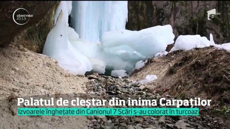 Imagini IREALE! Canionul Şapte Scări are o culoare turcoaz. Izvoarele sale au îngheţat şi au format ţurţuri coloraţi