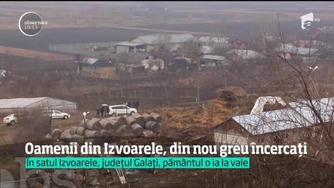 Oamenii din Izvoarele, speriați din cauza alunecărilor de teren