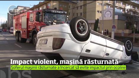 Impact violent după ce o șoferiță a vrut să întoarcă maşina pe linia dublă continuă