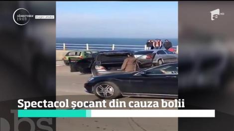 Sub privirile uimite ale trecatorilor, o tânără şi-a vandalizat maşina şi a aruncat tot ce a găsit în interior