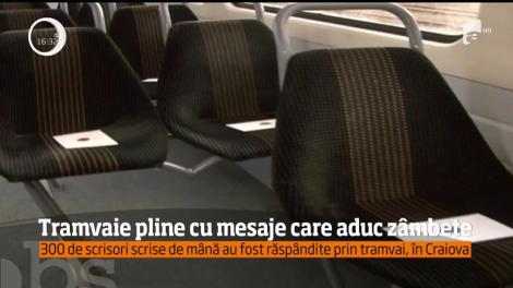 Tramvaie pline cu mesaje care aduc zâmbete. 300 de scrisori scrise de mână au fost răspândite prin tramvaiele din Craiova