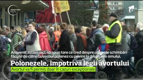 Mii de oameni au ieşit pe străzile din Polonia pentru a protesta împotriva legii avortului