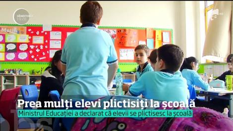Şcoala românească pregăteşte viitorii specialişti ai somnului. Ministrul Educaţiei susţine că elevii se plictisesc în timpul orelor