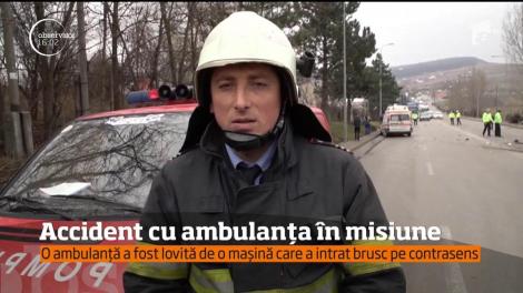 Accident la intrare în Botoşani! Un autoturism a intrat într-o ambulanţă aflată în misiune
