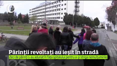 Zeci de părinți au protestat în fața Spitalul Judeţean din Arad