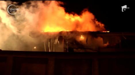 Sala de sport a unei şcoli din Brăila a fost mistuită de flăcări