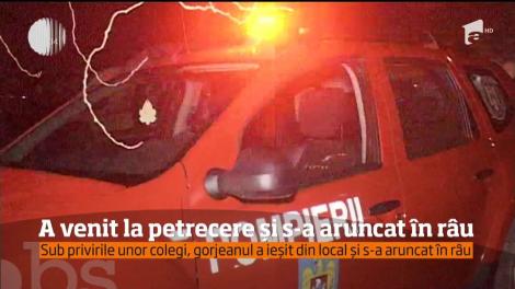Operațiune de salvare dramatică în mijlocul unei petreceri, după ce un invitat s-a aruncat în apele râului Jiu
