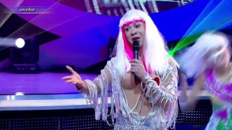 Sacrificiu pentru o legendă! S-a epilat la foc automat și apoi a intrat pe scenă! El e Max, tânărul atrăgătorcare a devenit o divă a muzicii mondiale!