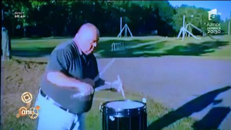 Smiley news: Nu mai e tinerel și nici tras ca prin inel, dar își așteaptă pensie pe ritmuri electro: Bunicuțul-toboșar a cucerit internetul