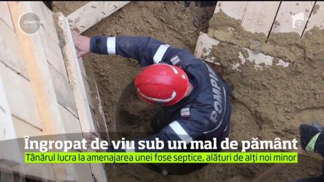 MOMENTELE DE DINAINTEA MORȚII. Un tânăr de 17 ani a rămas prins sub pământ la cinci metri adâncime