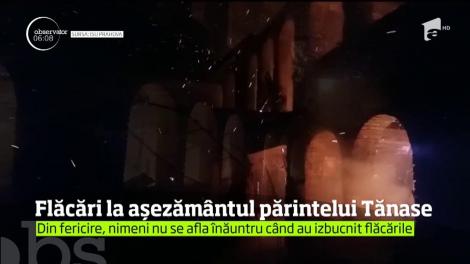 Un incendiu a mistuit așezământul părintelui Tănăse, de la Valea Plopului