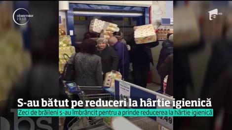 Zeci de oameni s-au îmbrâncit într-un supermarket din Brăila pentru a prinde reducerile la hârtie igienică